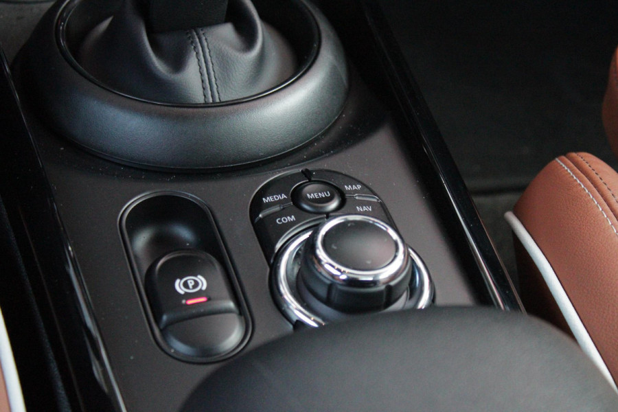 MINI Clubman 1.5 136PK AUTOMAAT COOPER RICHMOND PARK EDITION | PANORAMISCH SCHUIF/KANTEL DAK | FULL LEDEREN BEKLEDING "CHESTER MALT BROWN" | ACHTERUITRIJ CAMERA | PARKEERSENSOREN ACHTER | FULL LED KOPLAMPEN | DRAADLOZE APPLE CARPLAY/ANDROID AUTO | NAVIGATIE | STOEL/STUUR VERWARMING | 18" LICHTMETALEN VELGEN "BLACK STAR SPOKE" | "UNION JACK" ACHTERLICHTEN | COMFORT ACCESS TOEGANG |