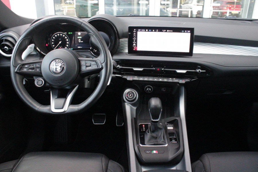 Alfa Romeo Tonale 1.5T Hybrid 160PK VELOCE | AFNEEMBARE TREKHAAK | PREMIUM PACK: LEDEREN BEKLEDING/GEVENTILEERDE VOORSTOELEN/4-VOUDIG ELEKTRISCH VERSTELBARE LENDESTEUN VOORSTOELEN/ELEKTRISCH BEDIENBARE VOORSTOELEN/GEHEUGEN OP DE BESTUUDERSSTOEL/HOOGGLANS ZWARTE RAAMOMLIJSTING/AMBIENT LIGHTING | TECHNOLOGY PACK: PARKEERWAARSCHUWING VOOR EN ACHTER/360° CAMERA/AUTOMATISCH INPARKEREN/ AUTONOMOUS DRIVING LEVEL 2: ADAPTIVE CRUISE CONTROL/LANE CENTERING ASSIST/TRAFFIC JAM ASSIST DODEHOEK DETECTIE AUTOMATISCH DIMMENDE BUITENSPIEGELS ELEKTRISCH BEDIENBARE ACHTERKLEP | WINTERPACK: STOELVERWARMING