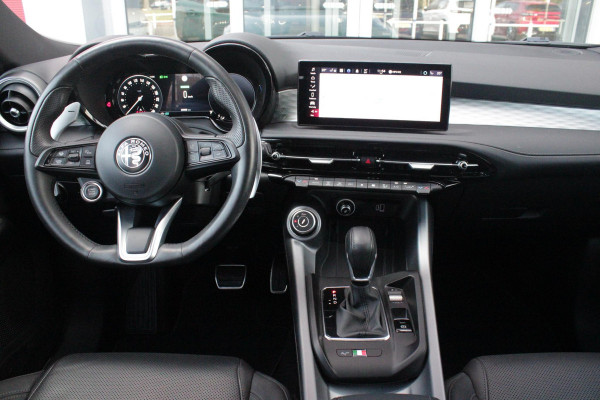 Alfa Romeo Tonale 1.5T Hybrid 160PK VELOCE | AFNEEMBARE TREKHAAK | PREMIUM PACK: LEDEREN BEKLEDING/GEVENTILEERDE VOORSTOELEN/4-VOUDIG ELEKTRISCH VERSTELBARE LENDESTEUN VOORSTOELEN/ELEKTRISCH BEDIENBARE VOORSTOELEN/GEHEUGEN OP DE BESTUUDERSSTOEL/HOOGGLANS ZWARTE RAAMOMLIJSTING/AMBIENT LIGHTING | TECHNOLOGY PACK: PARKEERWAARSCHUWING VOOR EN ACHTER/360° CAMERA/AUTOMATISCH INPARKEREN/ AUTONOMOUS DRIVING LEVEL 2: ADAPTIVE CRUISE CONTROL/LANE CENTERING ASSIST/TRAFFIC JAM ASSIST DODEHOEK DETECTIE AUTOMATISCH DIMMENDE BUITENSPIEGELS ELEKTRISCH BEDIENBARE ACHTERKLEP | WINTERPACK: STOELVERWARMING