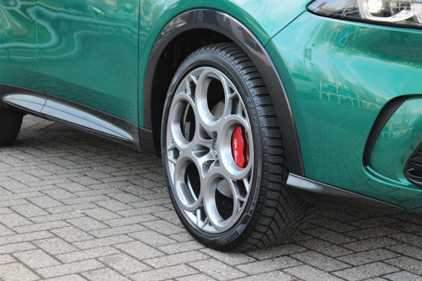 Alfa Romeo Tonale 1.5T Hybrid 160PK VELOCE | AFNEEMBARE TREKHAAK | PREMIUM PACK: LEDEREN BEKLEDING/GEVENTILEERDE VOORSTOELEN/4-VOUDIG ELEKTRISCH VERSTELBARE LENDESTEUN VOORSTOELEN/ELEKTRISCH BEDIENBARE VOORSTOELEN/GEHEUGEN OP DE BESTUUDERSSTOEL/HOOGGLANS ZWARTE RAAMOMLIJSTING/AMBIENT LIGHTING | TECHNOLOGY PACK: PARKEERWAARSCHUWING VOOR EN ACHTER/360° CAMERA/AUTOMATISCH INPARKEREN/ AUTONOMOUS DRIVING LEVEL 2: ADAPTIVE CRUISE CONTROL/LANE CENTERING ASSIST/TRAFFIC JAM ASSIST DODEHOEK DETECTIE AUTOMATISCH DIMMENDE BUITENSPIEGELS ELEKTRISCH BEDIENBARE ACHTERKLEP | WINTERPACK: STOELVERWARMING