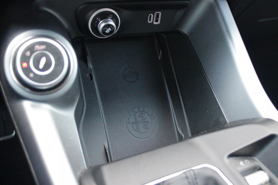 Alfa Romeo Tonale 1.5T Hybrid 160PK VELOCE | AFNEEMBARE TREKHAAK | PREMIUM PACK: LEDEREN BEKLEDING/GEVENTILEERDE VOORSTOELEN/4-VOUDIG ELEKTRISCH VERSTELBARE LENDESTEUN VOORSTOELEN/ELEKTRISCH BEDIENBARE VOORSTOELEN/GEHEUGEN OP DE BESTUUDERSSTOEL/HOOGGLANS ZWARTE RAAMOMLIJSTING/AMBIENT LIGHTING | TECHNOLOGY PACK: PARKEERWAARSCHUWING VOOR EN ACHTER/360° CAMERA/AUTOMATISCH INPARKEREN/ AUTONOMOUS DRIVING LEVEL 2: ADAPTIVE CRUISE CONTROL/LANE CENTERING ASSIST/TRAFFIC JAM ASSIST DODEHOEK DETECTIE AUTOMATISCH DIMMENDE BUITENSPIEGELS ELEKTRISCH BEDIENBARE ACHTERKLEP | WINTERPACK: STOELVERWARMING