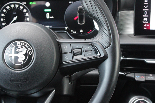 Alfa Romeo Tonale 1.5T Hybrid 160PK VELOCE | AFNEEMBARE TREKHAAK | PREMIUM PACK: LEDEREN BEKLEDING/GEVENTILEERDE VOORSTOELEN/4-VOUDIG ELEKTRISCH VERSTELBARE LENDESTEUN VOORSTOELEN/ELEKTRISCH BEDIENBARE VOORSTOELEN/GEHEUGEN OP DE BESTUUDERSSTOEL/HOOGGLANS ZWARTE RAAMOMLIJSTING/AMBIENT LIGHTING | TECHNOLOGY PACK: PARKEERWAARSCHUWING VOOR EN ACHTER/360° CAMERA/AUTOMATISCH INPARKEREN/ AUTONOMOUS DRIVING LEVEL 2: ADAPTIVE CRUISE CONTROL/LANE CENTERING ASSIST/TRAFFIC JAM ASSIST DODEHOEK DETECTIE AUTOMATISCH DIMMENDE BUITENSPIEGELS ELEKTRISCH BEDIENBARE ACHTERKLEP | WINTERPACK: STOELVERWARMING