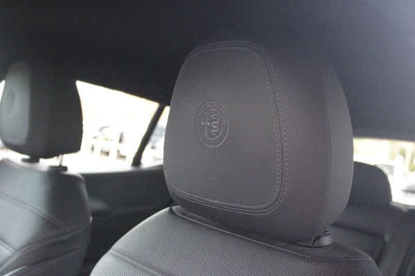 Alfa Romeo Tonale 1.5T Hybrid 160PK VELOCE | AFNEEMBARE TREKHAAK | PREMIUM PACK: LEDEREN BEKLEDING/GEVENTILEERDE VOORSTOELEN/4-VOUDIG ELEKTRISCH VERSTELBARE LENDESTEUN VOORSTOELEN/ELEKTRISCH BEDIENBARE VOORSTOELEN/GEHEUGEN OP DE BESTUUDERSSTOEL/HOOGGLANS ZWARTE RAAMOMLIJSTING/AMBIENT LIGHTING | TECHNOLOGY PACK: PARKEERWAARSCHUWING VOOR EN ACHTER/360° CAMERA/AUTOMATISCH INPARKEREN/ AUTONOMOUS DRIVING LEVEL 2: ADAPTIVE CRUISE CONTROL/LANE CENTERING ASSIST/TRAFFIC JAM ASSIST DODEHOEK DETECTIE AUTOMATISCH DIMMENDE BUITENSPIEGELS ELEKTRISCH BEDIENBARE ACHTERKLEP | WINTERPACK: STOELVERWARMING