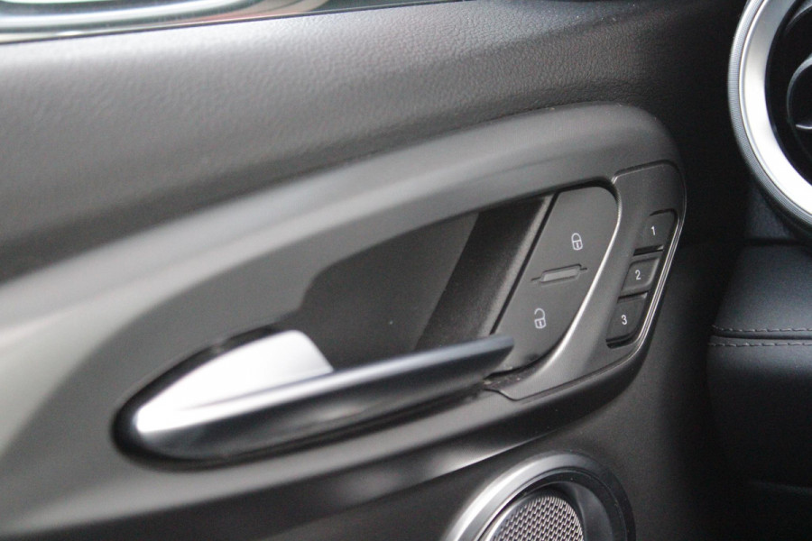 Alfa Romeo Tonale 1.5T Hybrid 160PK VELOCE | AFNEEMBARE TREKHAAK | PREMIUM PACK: LEDEREN BEKLEDING/GEVENTILEERDE VOORSTOELEN/4-VOUDIG ELEKTRISCH VERSTELBARE LENDESTEUN VOORSTOELEN/ELEKTRISCH BEDIENBARE VOORSTOELEN/GEHEUGEN OP DE BESTUUDERSSTOEL/HOOGGLANS ZWARTE RAAMOMLIJSTING/AMBIENT LIGHTING | TECHNOLOGY PACK: PARKEERWAARSCHUWING VOOR EN ACHTER/360° CAMERA/AUTOMATISCH INPARKEREN/ AUTONOMOUS DRIVING LEVEL 2: ADAPTIVE CRUISE CONTROL/LANE CENTERING ASSIST/TRAFFIC JAM ASSIST DODEHOEK DETECTIE AUTOMATISCH DIMMENDE BUITENSPIEGELS ELEKTRISCH BEDIENBARE ACHTERKLEP | WINTERPACK: STOELVERWARMING