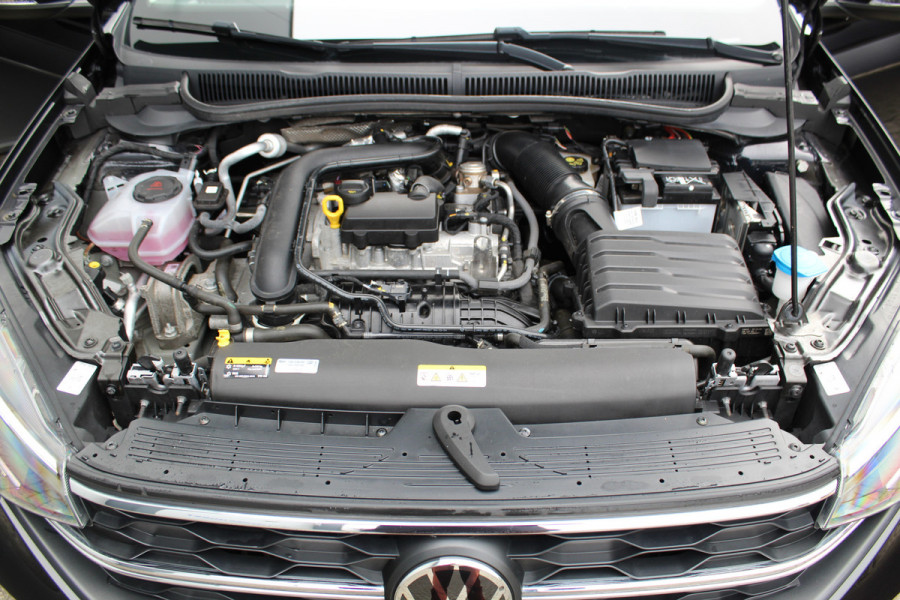 Volkswagen Taigo 1.0-96pk TSI Edition. Zeer nette en luxe hoogzitter, slechts 33.500km ! Airco, cruise cntrl adaptief, camera, pdc achter, trekhaak, LED verlichting, Apple Carplay/Android auto, bluetooth telefoonvoorb., digitaal dashboard etc.