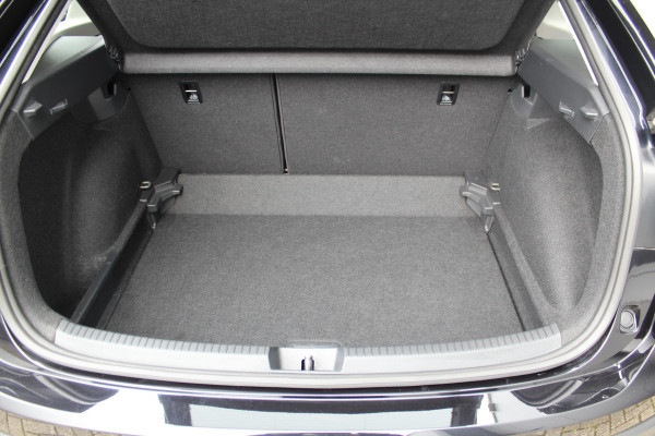 Volkswagen Taigo 1.0-96pk TSI Edition. Zeer nette en luxe hoogzitter, slechts 33.500km ! Airco, cruise cntrl adaptief, camera, pdc achter, trekhaak, LED verlichting, Apple Carplay/Android auto, bluetooth telefoonvoorb., digitaal dashboard etc.