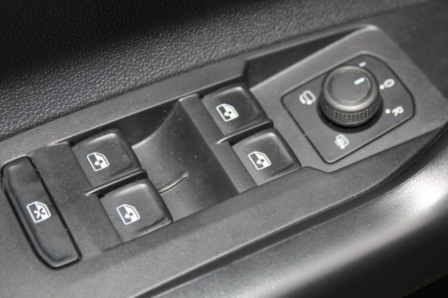 Volkswagen Taigo 1.0-96pk TSI Edition. Zeer nette en luxe hoogzitter, slechts 33.500km ! Airco, cruise cntrl adaptief, camera, pdc achter, trekhaak, LED verlichting, Apple Carplay/Android auto, bluetooth telefoonvoorb., digitaal dashboard etc.