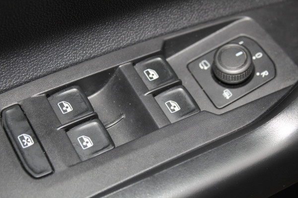 Volkswagen Taigo 1.0-96pk TSI Edition. Zeer nette en luxe hoogzitter, slechts 33.500km ! Airco, cruise cntrl adaptief, camera, pdc achter, trekhaak, LED verlichting, Apple Carplay/Android auto, bluetooth telefoonvoorb., digitaal dashboard etc.