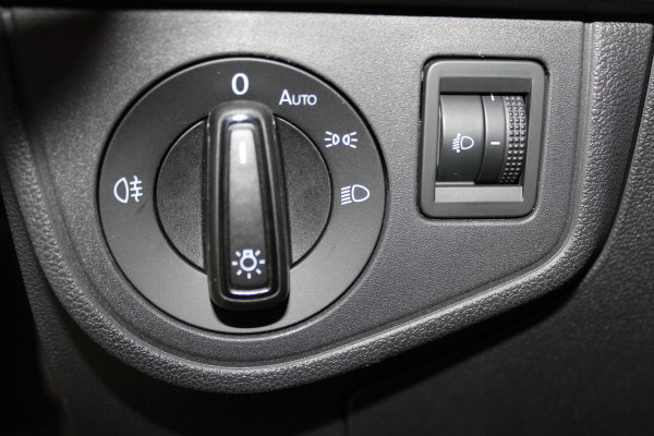 Volkswagen Taigo 1.0-96pk TSI Edition. Zeer nette en luxe hoogzitter, slechts 33.500km ! Airco, cruise cntrl adaptief, camera, pdc achter, trekhaak, LED verlichting, Apple Carplay/Android auto, bluetooth telefoonvoorb., digitaal dashboard etc.