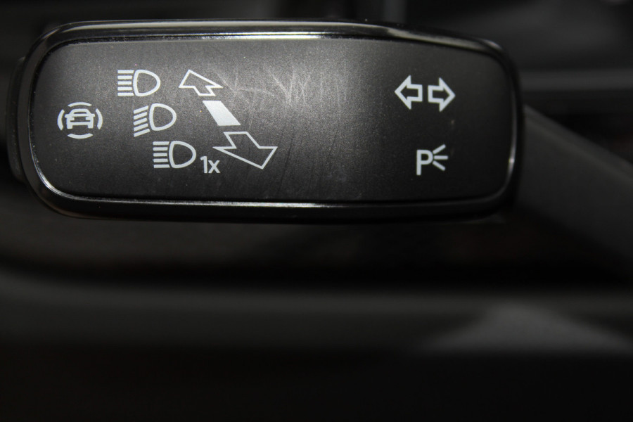 Volkswagen Taigo 1.0-96pk TSI Edition. Zeer nette en luxe hoogzitter, slechts 33.500km ! Airco, cruise cntrl adaptief, camera, pdc achter, trekhaak, LED verlichting, Apple Carplay/Android auto, bluetooth telefoonvoorb., digitaal dashboard etc.