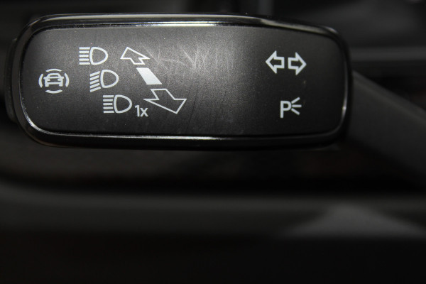 Volkswagen Taigo 1.0-96pk TSI Edition. Zeer nette en luxe hoogzitter, slechts 33.500km ! Airco, cruise cntrl adaptief, camera, pdc achter, trekhaak, LED verlichting, Apple Carplay/Android auto, bluetooth telefoonvoorb., digitaal dashboard etc.