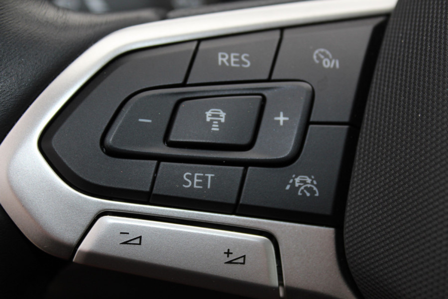 Volkswagen Taigo 1.0-96pk TSI Edition. Zeer nette en luxe hoogzitter, slechts 33.500km ! Airco, cruise cntrl adaptief, camera, pdc achter, trekhaak, LED verlichting, Apple Carplay/Android auto, bluetooth telefoonvoorb., digitaal dashboard etc.