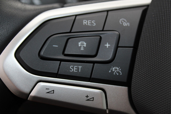 Volkswagen Taigo 1.0-96pk TSI Edition. Zeer nette en luxe hoogzitter, slechts 33.500km ! Airco, cruise cntrl adaptief, camera, pdc achter, trekhaak, LED verlichting, Apple Carplay/Android auto, bluetooth telefoonvoorb., digitaal dashboard etc.