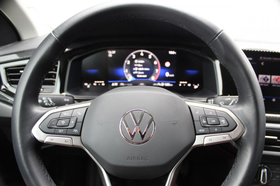 Volkswagen Taigo 1.0-96pk TSI Edition. Zeer nette en luxe hoogzitter, slechts 33.500km ! Airco, cruise cntrl adaptief, camera, pdc achter, trekhaak, LED verlichting, Apple Carplay/Android auto, bluetooth telefoonvoorb., digitaal dashboard etc.