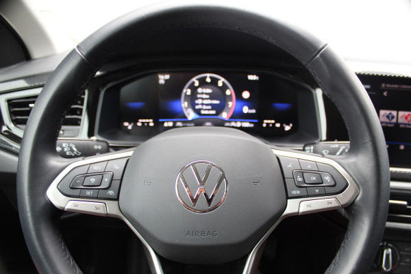 Volkswagen Taigo 1.0-96pk TSI Edition. Zeer nette en luxe hoogzitter, slechts 33.500km ! Airco, cruise cntrl adaptief, camera, pdc achter, trekhaak, LED verlichting, Apple Carplay/Android auto, bluetooth telefoonvoorb., digitaal dashboard etc.
