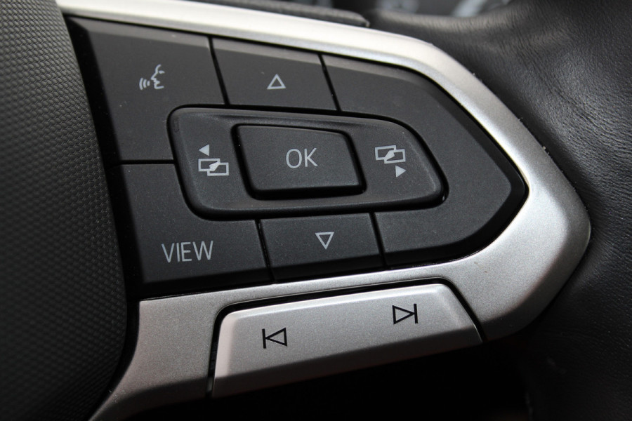 Volkswagen Taigo 1.0-96pk TSI Edition. Zeer nette en luxe hoogzitter, slechts 33.500km ! Airco, cruise cntrl adaptief, camera, pdc achter, trekhaak, LED verlichting, Apple Carplay/Android auto, bluetooth telefoonvoorb., digitaal dashboard etc.