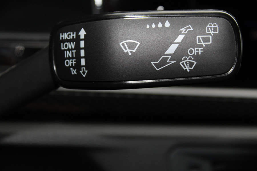 Volkswagen Taigo 1.0-96pk TSI Edition. Zeer nette en luxe hoogzitter, slechts 33.500km ! Airco, cruise cntrl adaptief, camera, pdc achter, trekhaak, LED verlichting, Apple Carplay/Android auto, bluetooth telefoonvoorb., digitaal dashboard etc.