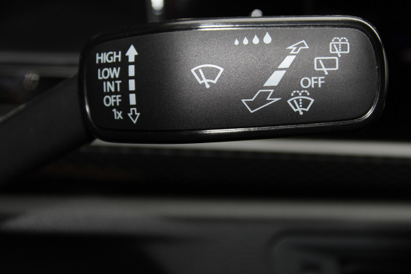 Volkswagen Taigo 1.0-96pk TSI Edition. Zeer nette en luxe hoogzitter, slechts 33.500km ! Airco, cruise cntrl adaptief, camera, pdc achter, trekhaak, LED verlichting, Apple Carplay/Android auto, bluetooth telefoonvoorb., digitaal dashboard etc.