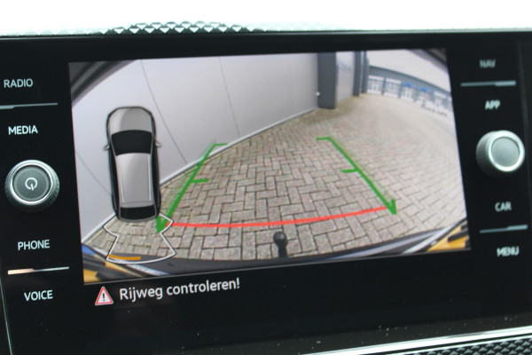 Volkswagen Taigo 1.0-96pk TSI Edition. Zeer nette en luxe hoogzitter, slechts 33.500km ! Airco, cruise cntrl adaptief, camera, pdc achter, trekhaak, LED verlichting, Apple Carplay/Android auto, bluetooth telefoonvoorb., digitaal dashboard etc.