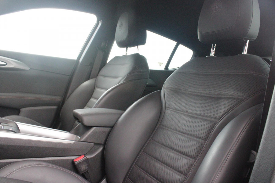 Alfa Romeo Tonale 1.5T Hybrid 160PK VELOCE | PREMIUM PACK: LEDEREN BEKLEDING/GEVENTILEERDE VOORSTOELEN/4-VOUDIG ELEKTRISCH VERSTELBARE LENDESTEUN VOORSTOELEN/HOOGGLANS ZWARTE RAAMOMLIJSTING/AMBIENT LIGHTING | TECHNOLOGY PACK: PARKEERWAARSCHUWING VOOR EN ACHTER/360° CAMERA/AUTOMATISCH INPARKEREN/ AUTONOMOUS DRIVING LEVEL 2: ADAPTIVE CRUISE CONTROL/LANE CENTERING ASSIST/TRAFFIC JAM ASSIST DODEHOEK DETECTIE AUTOMATISCH DIMMENDE BUITENSPIEGELS ELEKTRISCH BEDIENBARE ACHTERKLEP | WINTERPACK: STOELVERWARMING VOOR/STUURVERWARMING/VERWARMBARE RUITENSPROEIERS | 19" LICHTMETALEN VELGEN  | DRAADLOZ