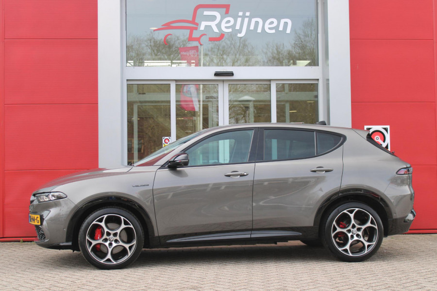 Alfa Romeo Tonale 1.5T Hybrid 160PK VELOCE | PREMIUM PACK: LEDEREN BEKLEDING/GEVENTILEERDE VOORSTOELEN/4-VOUDIG ELEKTRISCH VERSTELBARE LENDESTEUN VOORSTOELEN/HOOGGLANS ZWARTE RAAMOMLIJSTING/AMBIENT LIGHTING | TECHNOLOGY PACK: PARKEERWAARSCHUWING VOOR EN ACHTER/360° CAMERA/AUTOMATISCH INPARKEREN/ AUTONOMOUS DRIVING LEVEL 2: ADAPTIVE CRUISE CONTROL/LANE CENTERING ASSIST/TRAFFIC JAM ASSIST DODEHOEK DETECTIE AUTOMATISCH DIMMENDE BUITENSPIEGELS ELEKTRISCH BEDIENBARE ACHTERKLEP | WINTERPACK: STOELVERWARMING VOOR/STUURVERWARMING/VERWARMBARE RUITENSPROEIERS | 19" LICHTMETALEN VELGEN  | DRAADLOZ