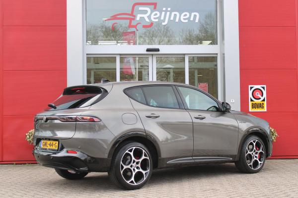 Alfa Romeo Tonale 1.5T Hybrid 160PK VELOCE | PREMIUM PACK: LEDEREN BEKLEDING/GEVENTILEERDE VOORSTOELEN/4-VOUDIG ELEKTRISCH VERSTELBARE LENDESTEUN VOORSTOELEN/HOOGGLANS ZWARTE RAAMOMLIJSTING/AMBIENT LIGHTING | TECHNOLOGY PACK: PARKEERWAARSCHUWING VOOR EN ACHTER/360° CAMERA/AUTOMATISCH INPARKEREN/ AUTONOMOUS DRIVING LEVEL 2: ADAPTIVE CRUISE CONTROL/LANE CENTERING ASSIST/TRAFFIC JAM ASSIST DODEHOEK DETECTIE AUTOMATISCH DIMMENDE BUITENSPIEGELS ELEKTRISCH BEDIENBARE ACHTERKLEP | WINTERPACK: STOELVERWARMING VOOR/STUURVERWARMING/VERWARMBARE RUITENSPROEIERS | 19" LICHTMETALEN VELGEN  | DRAADLOZ