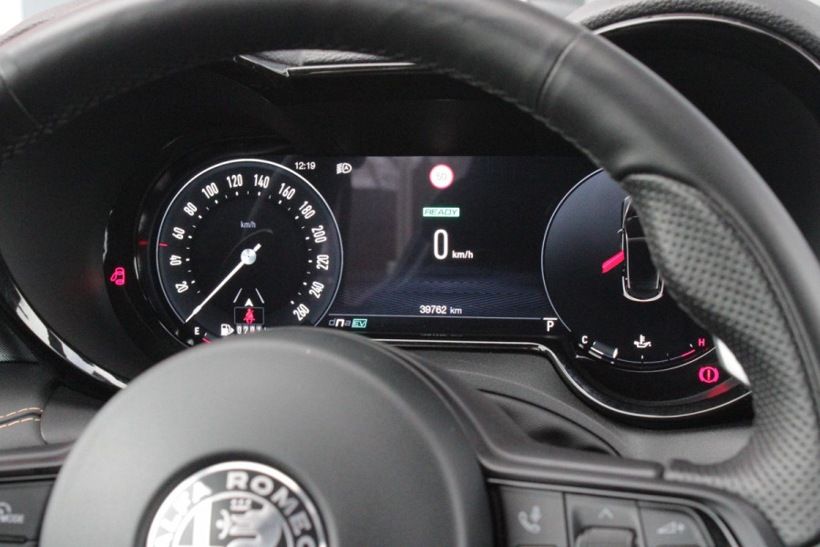 Alfa Romeo Tonale 1.5T Hybrid 160PK VELOCE | PREMIUM PACK: LEDEREN BEKLEDING/GEVENTILEERDE VOORSTOELEN/4-VOUDIG ELEKTRISCH VERSTELBARE LENDESTEUN VOORSTOELEN/HOOGGLANS ZWARTE RAAMOMLIJSTING/AMBIENT LIGHTING | TECHNOLOGY PACK: PARKEERWAARSCHUWING VOOR EN ACHTER/360° CAMERA/AUTOMATISCH INPARKEREN/ AUTONOMOUS DRIVING LEVEL 2: ADAPTIVE CRUISE CONTROL/LANE CENTERING ASSIST/TRAFFIC JAM ASSIST DODEHOEK DETECTIE AUTOMATISCH DIMMENDE BUITENSPIEGELS ELEKTRISCH BEDIENBARE ACHTERKLEP | WINTERPACK: STOELVERWARMING VOOR/STUURVERWARMING/VERWARMBARE RUITENSPROEIERS | 19" LICHTMETALEN VELGEN  | DRAADLOZ