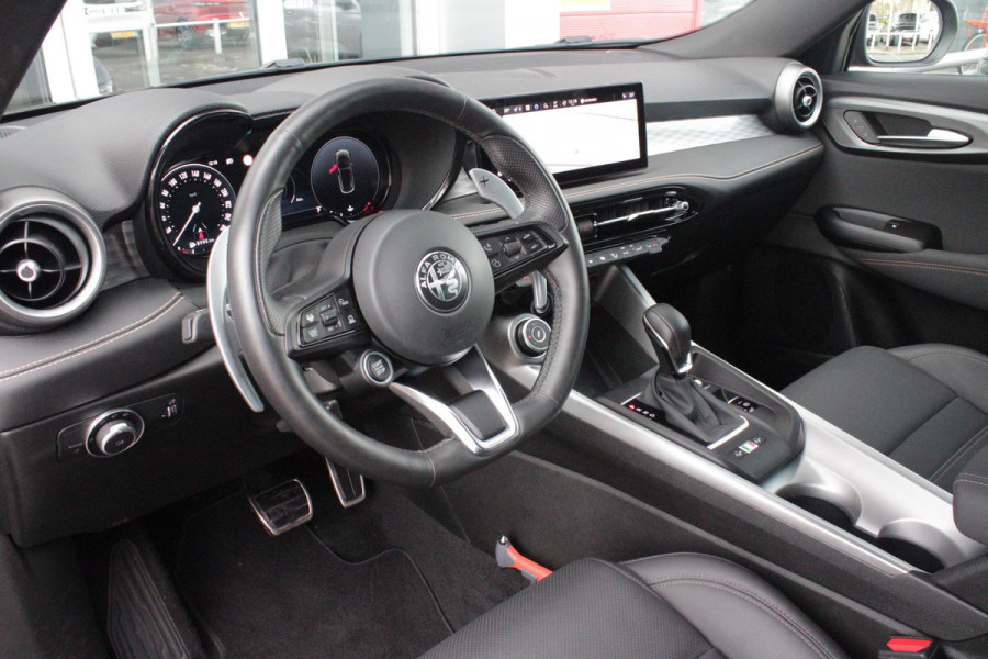 Alfa Romeo Tonale 1.5T Hybrid 160PK VELOCE | PREMIUM PACK: LEDEREN BEKLEDING/GEVENTILEERDE VOORSTOELEN/4-VOUDIG ELEKTRISCH VERSTELBARE LENDESTEUN VOORSTOELEN/HOOGGLANS ZWARTE RAAMOMLIJSTING/AMBIENT LIGHTING | TECHNOLOGY PACK: PARKEERWAARSCHUWING VOOR EN ACHTER/360° CAMERA/AUTOMATISCH INPARKEREN/ AUTONOMOUS DRIVING LEVEL 2: ADAPTIVE CRUISE CONTROL/LANE CENTERING ASSIST/TRAFFIC JAM ASSIST DODEHOEK DETECTIE AUTOMATISCH DIMMENDE BUITENSPIEGELS ELEKTRISCH BEDIENBARE ACHTERKLEP | WINTERPACK: STOELVERWARMING VOOR/STUURVERWARMING/VERWARMBARE RUITENSPROEIERS | 19" LICHTMETALEN VELGEN  | DRAADLOZ