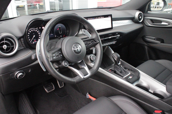 Alfa Romeo Tonale 1.5T Hybrid 160PK VELOCE | PREMIUM PACK: LEDEREN BEKLEDING/GEVENTILEERDE VOORSTOELEN/4-VOUDIG ELEKTRISCH VERSTELBARE LENDESTEUN VOORSTOELEN/HOOGGLANS ZWARTE RAAMOMLIJSTING/AMBIENT LIGHTING | TECHNOLOGY PACK: PARKEERWAARSCHUWING VOOR EN ACHTER/360° CAMERA/AUTOMATISCH INPARKEREN/ AUTONOMOUS DRIVING LEVEL 2: ADAPTIVE CRUISE CONTROL/LANE CENTERING ASSIST/TRAFFIC JAM ASSIST DODEHOEK DETECTIE AUTOMATISCH DIMMENDE BUITENSPIEGELS ELEKTRISCH BEDIENBARE ACHTERKLEP | WINTERPACK: STOELVERWARMING VOOR/STUURVERWARMING/VERWARMBARE RUITENSPROEIERS | 19" LICHTMETALEN VELGEN  | DRAADLOZ