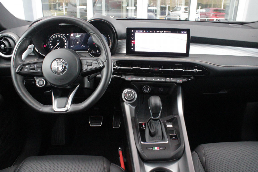 Alfa Romeo Tonale 1.5T Hybrid 160PK VELOCE | PREMIUM PACK: LEDEREN BEKLEDING/GEVENTILEERDE VOORSTOELEN/4-VOUDIG ELEKTRISCH VERSTELBARE LENDESTEUN VOORSTOELEN/HOOGGLANS ZWARTE RAAMOMLIJSTING/AMBIENT LIGHTING | TECHNOLOGY PACK: PARKEERWAARSCHUWING VOOR EN ACHTER/360° CAMERA/AUTOMATISCH INPARKEREN/ AUTONOMOUS DRIVING LEVEL 2: ADAPTIVE CRUISE CONTROL/LANE CENTERING ASSIST/TRAFFIC JAM ASSIST DODEHOEK DETECTIE AUTOMATISCH DIMMENDE BUITENSPIEGELS ELEKTRISCH BEDIENBARE ACHTERKLEP | WINTERPACK: STOELVERWARMING VOOR/STUURVERWARMING/VERWARMBARE RUITENSPROEIERS | 19" LICHTMETALEN VELGEN  | DRAADLOZ