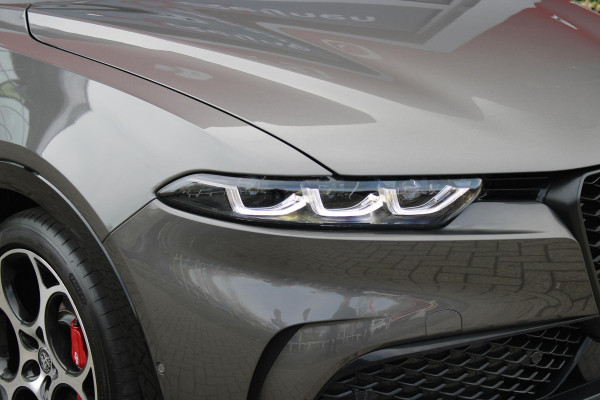 Alfa Romeo Tonale 1.5T Hybrid 160PK VELOCE | PREMIUM PACK: LEDEREN BEKLEDING/GEVENTILEERDE VOORSTOELEN/4-VOUDIG ELEKTRISCH VERSTELBARE LENDESTEUN VOORSTOELEN/HOOGGLANS ZWARTE RAAMOMLIJSTING/AMBIENT LIGHTING | TECHNOLOGY PACK: PARKEERWAARSCHUWING VOOR EN ACHTER/360° CAMERA/AUTOMATISCH INPARKEREN/ AUTONOMOUS DRIVING LEVEL 2: ADAPTIVE CRUISE CONTROL/LANE CENTERING ASSIST/TRAFFIC JAM ASSIST DODEHOEK DETECTIE AUTOMATISCH DIMMENDE BUITENSPIEGELS ELEKTRISCH BEDIENBARE ACHTERKLEP | WINTERPACK: STOELVERWARMING VOOR/STUURVERWARMING/VERWARMBARE RUITENSPROEIERS | 19" LICHTMETALEN VELGEN  | DRAADLOZ