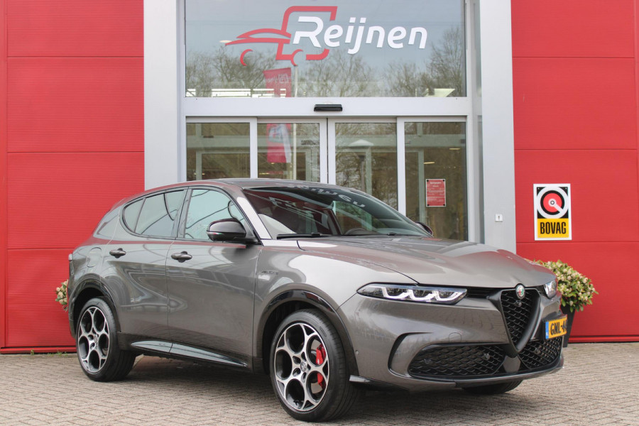 Alfa Romeo Tonale 1.5T Hybrid 160PK VELOCE | PREMIUM PACK: LEDEREN BEKLEDING/GEVENTILEERDE VOORSTOELEN/4-VOUDIG ELEKTRISCH VERSTELBARE LENDESTEUN VOORSTOELEN/HOOGGLANS ZWARTE RAAMOMLIJSTING/AMBIENT LIGHTING | TECHNOLOGY PACK: PARKEERWAARSCHUWING VOOR EN ACHTER/360° CAMERA/AUTOMATISCH INPARKEREN/ AUTONOMOUS DRIVING LEVEL 2: ADAPTIVE CRUISE CONTROL/LANE CENTERING ASSIST/TRAFFIC JAM ASSIST DODEHOEK DETECTIE AUTOMATISCH DIMMENDE BUITENSPIEGELS ELEKTRISCH BEDIENBARE ACHTERKLEP | WINTERPACK: STOELVERWARMING VOOR/STUURVERWARMING/VERWARMBARE RUITENSPROEIERS | 19" LICHTMETALEN VELGEN  | DRAADLOZ