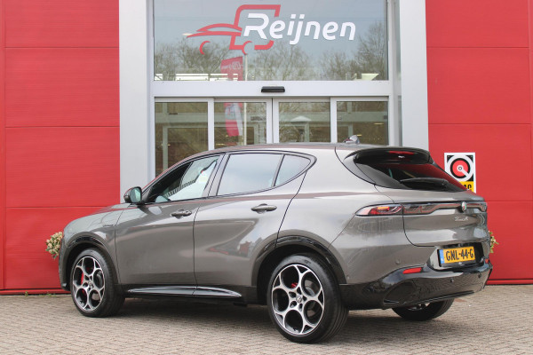 Alfa Romeo Tonale 1.5T Hybrid 160PK VELOCE | PREMIUM PACK: LEDEREN BEKLEDING/GEVENTILEERDE VOORSTOELEN/4-VOUDIG ELEKTRISCH VERSTELBARE LENDESTEUN VOORSTOELEN/HOOGGLANS ZWARTE RAAMOMLIJSTING/AMBIENT LIGHTING | TECHNOLOGY PACK: PARKEERWAARSCHUWING VOOR EN ACHTER/360° CAMERA/AUTOMATISCH INPARKEREN/ AUTONOMOUS DRIVING LEVEL 2: ADAPTIVE CRUISE CONTROL/LANE CENTERING ASSIST/TRAFFIC JAM ASSIST DODEHOEK DETECTIE AUTOMATISCH DIMMENDE BUITENSPIEGELS ELEKTRISCH BEDIENBARE ACHTERKLEP | WINTERPACK: STOELVERWARMING VOOR/STUURVERWARMING/VERWARMBARE RUITENSPROEIERS | 19" LICHTMETALEN VELGEN  | DRAADLOZ