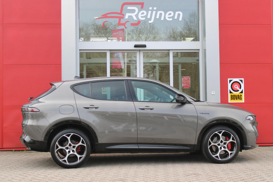 Alfa Romeo Tonale 1.5T Hybrid 160PK VELOCE | PREMIUM PACK: LEDEREN BEKLEDING/GEVENTILEERDE VOORSTOELEN/4-VOUDIG ELEKTRISCH VERSTELBARE LENDESTEUN VOORSTOELEN/HOOGGLANS ZWARTE RAAMOMLIJSTING/AMBIENT LIGHTING | TECHNOLOGY PACK: PARKEERWAARSCHUWING VOOR EN ACHTER/360° CAMERA/AUTOMATISCH INPARKEREN/ AUTONOMOUS DRIVING LEVEL 2: ADAPTIVE CRUISE CONTROL/LANE CENTERING ASSIST/TRAFFIC JAM ASSIST DODEHOEK DETECTIE AUTOMATISCH DIMMENDE BUITENSPIEGELS ELEKTRISCH BEDIENBARE ACHTERKLEP | WINTERPACK: STOELVERWARMING VOOR/STUURVERWARMING/VERWARMBARE RUITENSPROEIERS | 19" LICHTMETALEN VELGEN  | DRAADLOZ