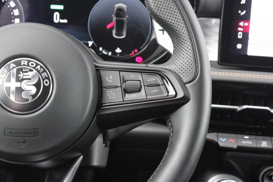 Alfa Romeo Tonale 1.5T Hybrid 160PK VELOCE | PREMIUM PACK: LEDEREN BEKLEDING/GEVENTILEERDE VOORSTOELEN/4-VOUDIG ELEKTRISCH VERSTELBARE LENDESTEUN VOORSTOELEN/HOOGGLANS ZWARTE RAAMOMLIJSTING/AMBIENT LIGHTING | TECHNOLOGY PACK: PARKEERWAARSCHUWING VOOR EN ACHTER/360° CAMERA/AUTOMATISCH INPARKEREN/ AUTONOMOUS DRIVING LEVEL 2: ADAPTIVE CRUISE CONTROL/LANE CENTERING ASSIST/TRAFFIC JAM ASSIST DODEHOEK DETECTIE AUTOMATISCH DIMMENDE BUITENSPIEGELS ELEKTRISCH BEDIENBARE ACHTERKLEP | WINTERPACK: STOELVERWARMING VOOR/STUURVERWARMING/VERWARMBARE RUITENSPROEIERS | 19" LICHTMETALEN VELGEN  | DRAADLOZ