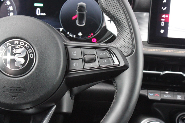 Alfa Romeo Tonale 1.5T Hybrid 160PK VELOCE | PREMIUM PACK: LEDEREN BEKLEDING/GEVENTILEERDE VOORSTOELEN/4-VOUDIG ELEKTRISCH VERSTELBARE LENDESTEUN VOORSTOELEN/HOOGGLANS ZWARTE RAAMOMLIJSTING/AMBIENT LIGHTING | TECHNOLOGY PACK: PARKEERWAARSCHUWING VOOR EN ACHTER/360° CAMERA/AUTOMATISCH INPARKEREN/ AUTONOMOUS DRIVING LEVEL 2: ADAPTIVE CRUISE CONTROL/LANE CENTERING ASSIST/TRAFFIC JAM ASSIST DODEHOEK DETECTIE AUTOMATISCH DIMMENDE BUITENSPIEGELS ELEKTRISCH BEDIENBARE ACHTERKLEP | WINTERPACK: STOELVERWARMING VOOR/STUURVERWARMING/VERWARMBARE RUITENSPROEIERS | 19" LICHTMETALEN VELGEN  | DRAADLOZ