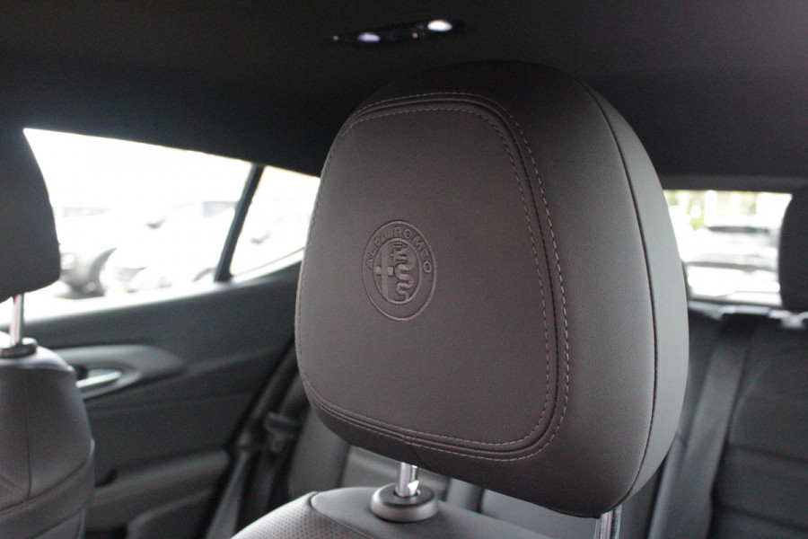 Alfa Romeo Tonale 1.5T Hybrid 160PK VELOCE | PREMIUM PACK: LEDEREN BEKLEDING/GEVENTILEERDE VOORSTOELEN/4-VOUDIG ELEKTRISCH VERSTELBARE LENDESTEUN VOORSTOELEN/HOOGGLANS ZWARTE RAAMOMLIJSTING/AMBIENT LIGHTING | TECHNOLOGY PACK: PARKEERWAARSCHUWING VOOR EN ACHTER/360° CAMERA/AUTOMATISCH INPARKEREN/ AUTONOMOUS DRIVING LEVEL 2: ADAPTIVE CRUISE CONTROL/LANE CENTERING ASSIST/TRAFFIC JAM ASSIST DODEHOEK DETECTIE AUTOMATISCH DIMMENDE BUITENSPIEGELS ELEKTRISCH BEDIENBARE ACHTERKLEP | WINTERPACK: STOELVERWARMING VOOR/STUURVERWARMING/VERWARMBARE RUITENSPROEIERS | 19" LICHTMETALEN VELGEN  | DRAADLOZ