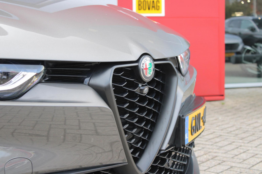 Alfa Romeo Tonale 1.5T Hybrid 160PK VELOCE | PREMIUM PACK: LEDEREN BEKLEDING/GEVENTILEERDE VOORSTOELEN/4-VOUDIG ELEKTRISCH VERSTELBARE LENDESTEUN VOORSTOELEN/HOOGGLANS ZWARTE RAAMOMLIJSTING/AMBIENT LIGHTING | TECHNOLOGY PACK: PARKEERWAARSCHUWING VOOR EN ACHTER/360° CAMERA/AUTOMATISCH INPARKEREN/ AUTONOMOUS DRIVING LEVEL 2: ADAPTIVE CRUISE CONTROL/LANE CENTERING ASSIST/TRAFFIC JAM ASSIST DODEHOEK DETECTIE AUTOMATISCH DIMMENDE BUITENSPIEGELS ELEKTRISCH BEDIENBARE ACHTERKLEP | WINTERPACK: STOELVERWARMING VOOR/STUURVERWARMING/VERWARMBARE RUITENSPROEIERS | 19" LICHTMETALEN VELGEN  | DRAADLOZ