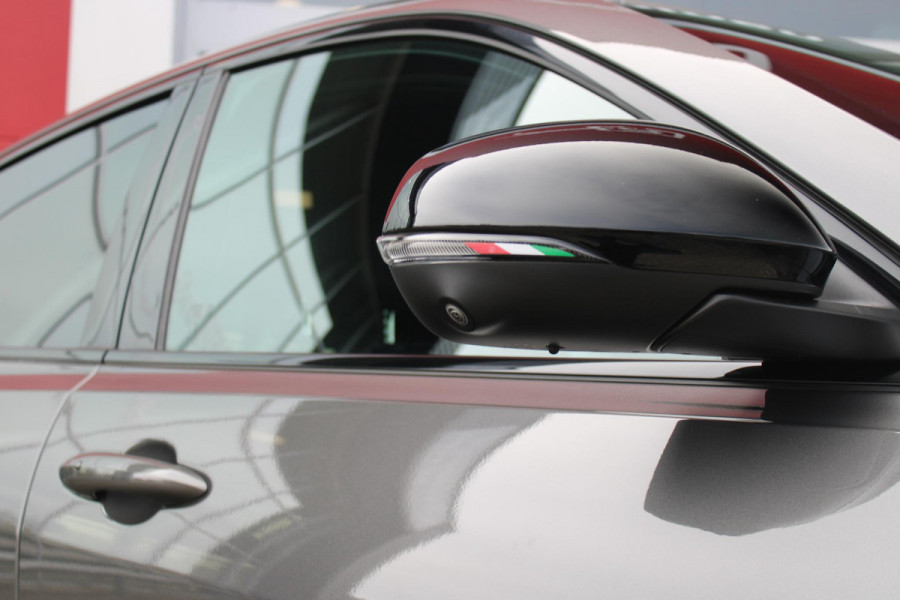 Alfa Romeo Tonale 1.5T Hybrid 160PK VELOCE | PREMIUM PACK: LEDEREN BEKLEDING/GEVENTILEERDE VOORSTOELEN/4-VOUDIG ELEKTRISCH VERSTELBARE LENDESTEUN VOORSTOELEN/HOOGGLANS ZWARTE RAAMOMLIJSTING/AMBIENT LIGHTING | TECHNOLOGY PACK: PARKEERWAARSCHUWING VOOR EN ACHTER/360° CAMERA/AUTOMATISCH INPARKEREN/ AUTONOMOUS DRIVING LEVEL 2: ADAPTIVE CRUISE CONTROL/LANE CENTERING ASSIST/TRAFFIC JAM ASSIST DODEHOEK DETECTIE AUTOMATISCH DIMMENDE BUITENSPIEGELS ELEKTRISCH BEDIENBARE ACHTERKLEP | WINTERPACK: STOELVERWARMING VOOR/STUURVERWARMING/VERWARMBARE RUITENSPROEIERS | 19" LICHTMETALEN VELGEN  | DRAADLOZ