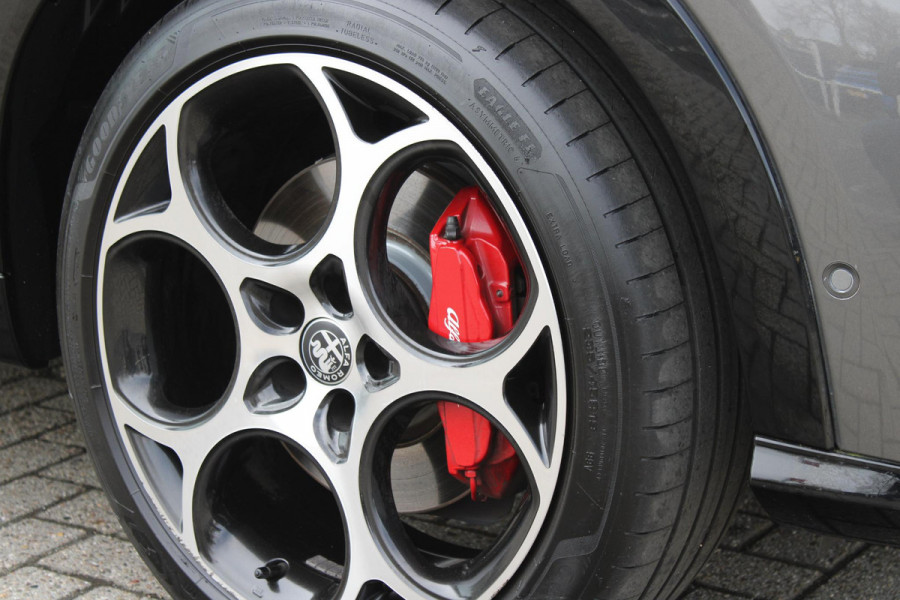 Alfa Romeo Tonale 1.5T Hybrid 160PK VELOCE | PREMIUM PACK: LEDEREN BEKLEDING/GEVENTILEERDE VOORSTOELEN/4-VOUDIG ELEKTRISCH VERSTELBARE LENDESTEUN VOORSTOELEN/HOOGGLANS ZWARTE RAAMOMLIJSTING/AMBIENT LIGHTING | TECHNOLOGY PACK: PARKEERWAARSCHUWING VOOR EN ACHTER/360° CAMERA/AUTOMATISCH INPARKEREN/ AUTONOMOUS DRIVING LEVEL 2: ADAPTIVE CRUISE CONTROL/LANE CENTERING ASSIST/TRAFFIC JAM ASSIST DODEHOEK DETECTIE AUTOMATISCH DIMMENDE BUITENSPIEGELS ELEKTRISCH BEDIENBARE ACHTERKLEP | WINTERPACK: STOELVERWARMING VOOR/STUURVERWARMING/VERWARMBARE RUITENSPROEIERS | 19" LICHTMETALEN VELGEN  | DRAADLOZ