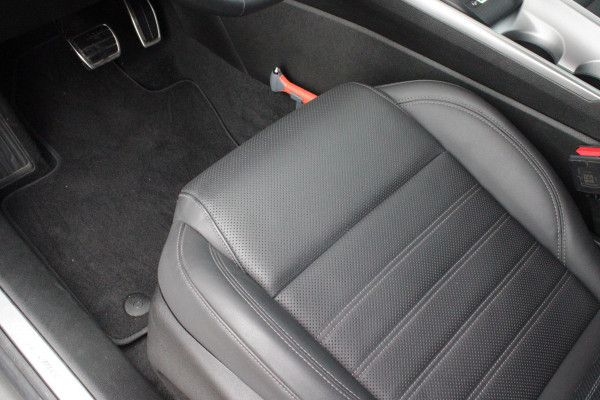 Alfa Romeo Tonale 1.5T Hybrid 160PK VELOCE | PREMIUM PACK: LEDEREN BEKLEDING/GEVENTILEERDE VOORSTOELEN/4-VOUDIG ELEKTRISCH VERSTELBARE LENDESTEUN VOORSTOELEN/HOOGGLANS ZWARTE RAAMOMLIJSTING/AMBIENT LIGHTING | TECHNOLOGY PACK: PARKEERWAARSCHUWING VOOR EN ACHTER/360° CAMERA/AUTOMATISCH INPARKEREN/ AUTONOMOUS DRIVING LEVEL 2: ADAPTIVE CRUISE CONTROL/LANE CENTERING ASSIST/TRAFFIC JAM ASSIST DODEHOEK DETECTIE AUTOMATISCH DIMMENDE BUITENSPIEGELS ELEKTRISCH BEDIENBARE ACHTERKLEP | WINTERPACK: STOELVERWARMING VOOR/STUURVERWARMING/VERWARMBARE RUITENSPROEIERS | 19" LICHTMETALEN VELGEN  | DRAADLOZ