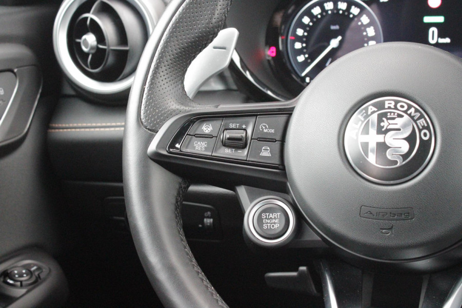 Alfa Romeo Tonale 1.5T Hybrid 160PK VELOCE | PREMIUM PACK: LEDEREN BEKLEDING/GEVENTILEERDE VOORSTOELEN/4-VOUDIG ELEKTRISCH VERSTELBARE LENDESTEUN VOORSTOELEN/HOOGGLANS ZWARTE RAAMOMLIJSTING/AMBIENT LIGHTING | TECHNOLOGY PACK: PARKEERWAARSCHUWING VOOR EN ACHTER/360° CAMERA/AUTOMATISCH INPARKEREN/ AUTONOMOUS DRIVING LEVEL 2: ADAPTIVE CRUISE CONTROL/LANE CENTERING ASSIST/TRAFFIC JAM ASSIST DODEHOEK DETECTIE AUTOMATISCH DIMMENDE BUITENSPIEGELS ELEKTRISCH BEDIENBARE ACHTERKLEP | WINTERPACK: STOELVERWARMING VOOR/STUURVERWARMING/VERWARMBARE RUITENSPROEIERS | 19" LICHTMETALEN VELGEN  | DRAADLOZ