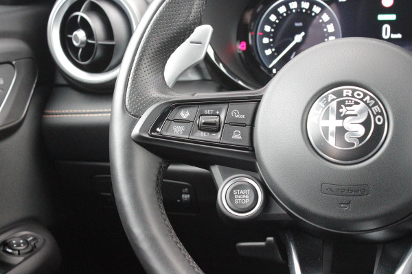 Alfa Romeo Tonale 1.5T Hybrid 160PK VELOCE | PREMIUM PACK: LEDEREN BEKLEDING/GEVENTILEERDE VOORSTOELEN/4-VOUDIG ELEKTRISCH VERSTELBARE LENDESTEUN VOORSTOELEN/HOOGGLANS ZWARTE RAAMOMLIJSTING/AMBIENT LIGHTING | TECHNOLOGY PACK: PARKEERWAARSCHUWING VOOR EN ACHTER/360° CAMERA/AUTOMATISCH INPARKEREN/ AUTONOMOUS DRIVING LEVEL 2: ADAPTIVE CRUISE CONTROL/LANE CENTERING ASSIST/TRAFFIC JAM ASSIST DODEHOEK DETECTIE AUTOMATISCH DIMMENDE BUITENSPIEGELS ELEKTRISCH BEDIENBARE ACHTERKLEP | WINTERPACK: STOELVERWARMING VOOR/STUURVERWARMING/VERWARMBARE RUITENSPROEIERS | 19" LICHTMETALEN VELGEN  | DRAADLOZ