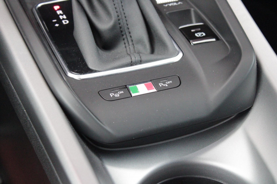 Alfa Romeo Tonale 1.5T Hybrid 160PK VELOCE | PREMIUM PACK: LEDEREN BEKLEDING/GEVENTILEERDE VOORSTOELEN/4-VOUDIG ELEKTRISCH VERSTELBARE LENDESTEUN VOORSTOELEN/HOOGGLANS ZWARTE RAAMOMLIJSTING/AMBIENT LIGHTING | TECHNOLOGY PACK: PARKEERWAARSCHUWING VOOR EN ACHTER/360° CAMERA/AUTOMATISCH INPARKEREN/ AUTONOMOUS DRIVING LEVEL 2: ADAPTIVE CRUISE CONTROL/LANE CENTERING ASSIST/TRAFFIC JAM ASSIST DODEHOEK DETECTIE AUTOMATISCH DIMMENDE BUITENSPIEGELS ELEKTRISCH BEDIENBARE ACHTERKLEP | WINTERPACK: STOELVERWARMING VOOR/STUURVERWARMING/VERWARMBARE RUITENSPROEIERS | 19" LICHTMETALEN VELGEN  | DRAADLOZ