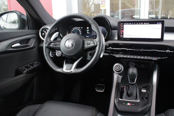 Alfa Romeo Tonale 1.5T Hybrid 160PK VELOCE | PREMIUM PACK: LEDEREN BEKLEDING/GEVENTILEERDE VOORSTOELEN/4-VOUDIG ELEKTRISCH VERSTELBARE LENDESTEUN VOORSTOELEN/HOOGGLANS ZWARTE RAAMOMLIJSTING/AMBIENT LIGHTING | TECHNOLOGY PACK: PARKEERWAARSCHUWING VOOR EN ACHTER/360° CAMERA/AUTOMATISCH INPARKEREN/ AUTONOMOUS DRIVING LEVEL 2: ADAPTIVE CRUISE CONTROL/LANE CENTERING ASSIST/TRAFFIC JAM ASSIST DODEHOEK DETECTIE AUTOMATISCH DIMMENDE BUITENSPIEGELS ELEKTRISCH BEDIENBARE ACHTERKLEP | WINTERPACK: STOELVERWARMING VOOR/STUURVERWARMING/VERWARMBARE RUITENSPROEIERS | 19" LICHTMETALEN VELGEN  | DRAADLOZ