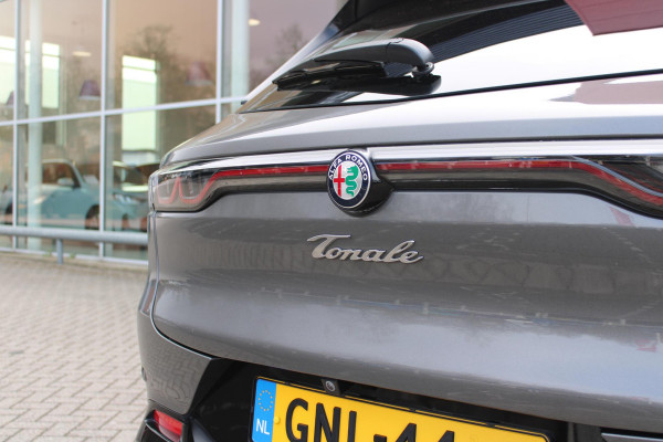 Alfa Romeo Tonale 1.5T Hybrid 160PK VELOCE | PREMIUM PACK: LEDEREN BEKLEDING/GEVENTILEERDE VOORSTOELEN/4-VOUDIG ELEKTRISCH VERSTELBARE LENDESTEUN VOORSTOELEN/HOOGGLANS ZWARTE RAAMOMLIJSTING/AMBIENT LIGHTING | TECHNOLOGY PACK: PARKEERWAARSCHUWING VOOR EN ACHTER/360° CAMERA/AUTOMATISCH INPARKEREN/ AUTONOMOUS DRIVING LEVEL 2: ADAPTIVE CRUISE CONTROL/LANE CENTERING ASSIST/TRAFFIC JAM ASSIST DODEHOEK DETECTIE AUTOMATISCH DIMMENDE BUITENSPIEGELS ELEKTRISCH BEDIENBARE ACHTERKLEP | WINTERPACK: STOELVERWARMING VOOR/STUURVERWARMING/VERWARMBARE RUITENSPROEIERS | 19" LICHTMETALEN VELGEN  | DRAADLOZ