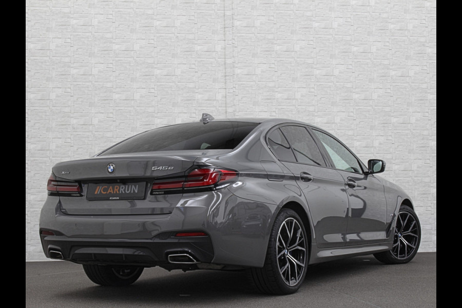 BMW 5 Serie 545e xDrive M-Sport | ACC | Head-Up | 19'' | Stuurverwarming | Sfeerverlichting | Carplay | Sportremmen | Getint Glas | Draadloos Laden | Sportstoelen | Live Cockpit Pro | LED |