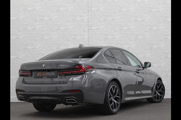 BMW 5 Serie 545e xDrive M-Sport | ACC | Head-Up | 19'' | Stuurverwarming | Sfeerverlichting | Carplay | Sportremmen | Getint Glas | Draadloos Laden | Sportstoelen | Live Cockpit Pro | LED |
