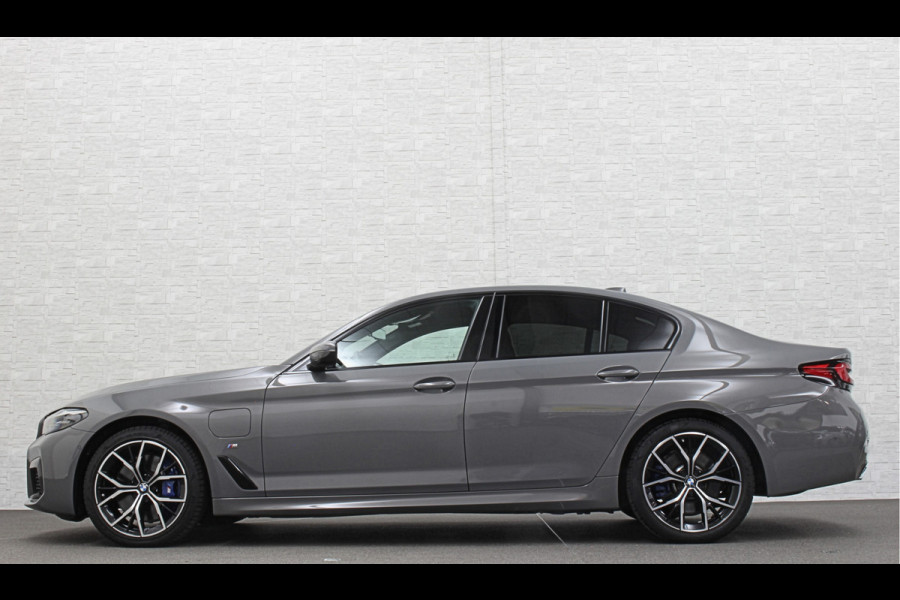 BMW 5 Serie 545e xDrive M-Sport | ACC | Head-Up | 19'' | Stuurverwarming | Sfeerverlichting | Carplay | Sportremmen | Getint Glas | Draadloos Laden | Sportstoelen | Live Cockpit Pro | LED |