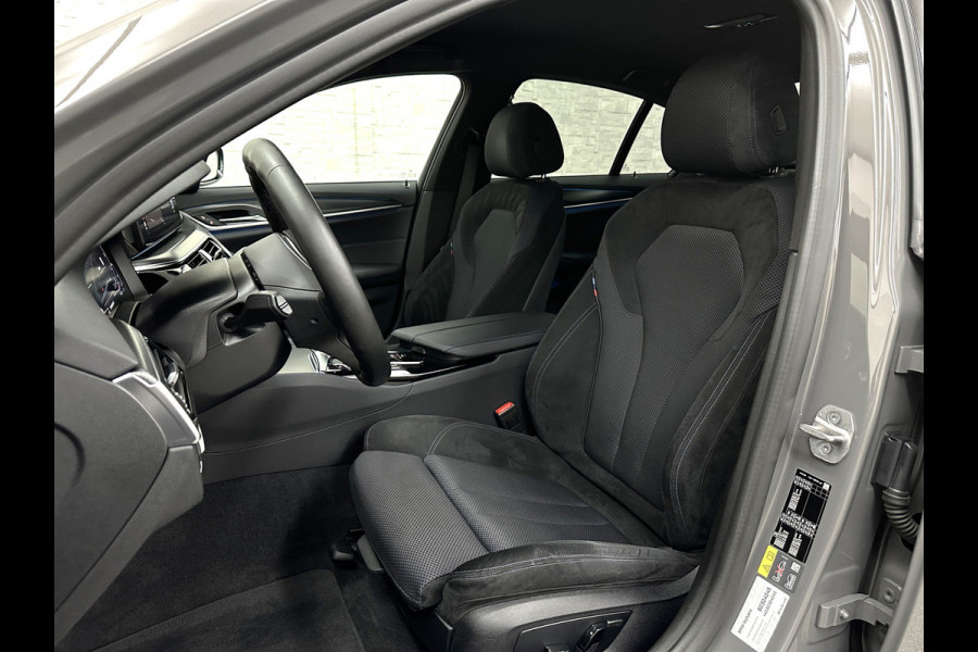 BMW 5 Serie 545e xDrive M-Sport | ACC | Head-Up | 19'' | Stuurverwarming | Sfeerverlichting | Carplay | Sportremmen | Getint Glas | Draadloos Laden | Sportstoelen | Live Cockpit Pro | LED |